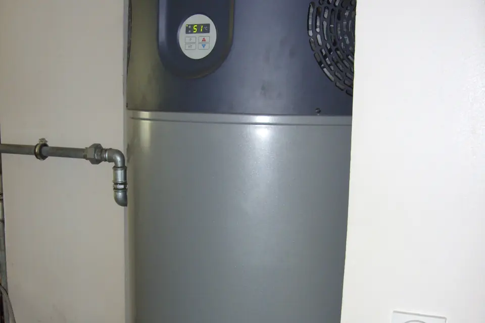 Chauffe-eau thermodynamique : un ballon surmonté de son groupe, en local technique