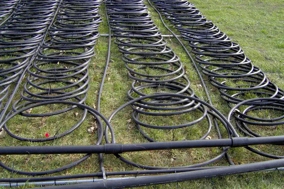 Boucles de tuyau d'un capteur géothermique, déroulées au sol avant enfouissement